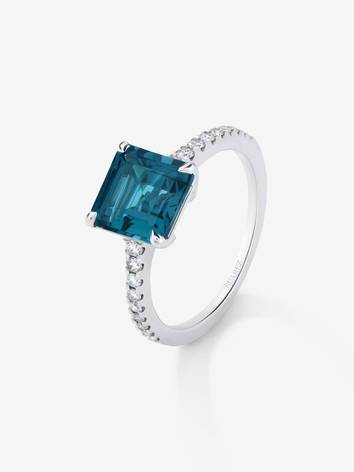 Anillo solitario de oro blanco de 18K con topacio y diamante