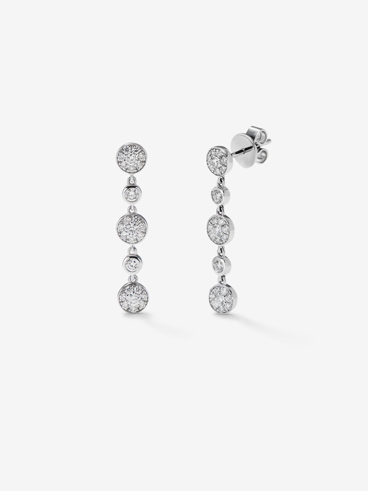 Pendientes largos de oro blanco de 18kt con motivos circulares con diamantes