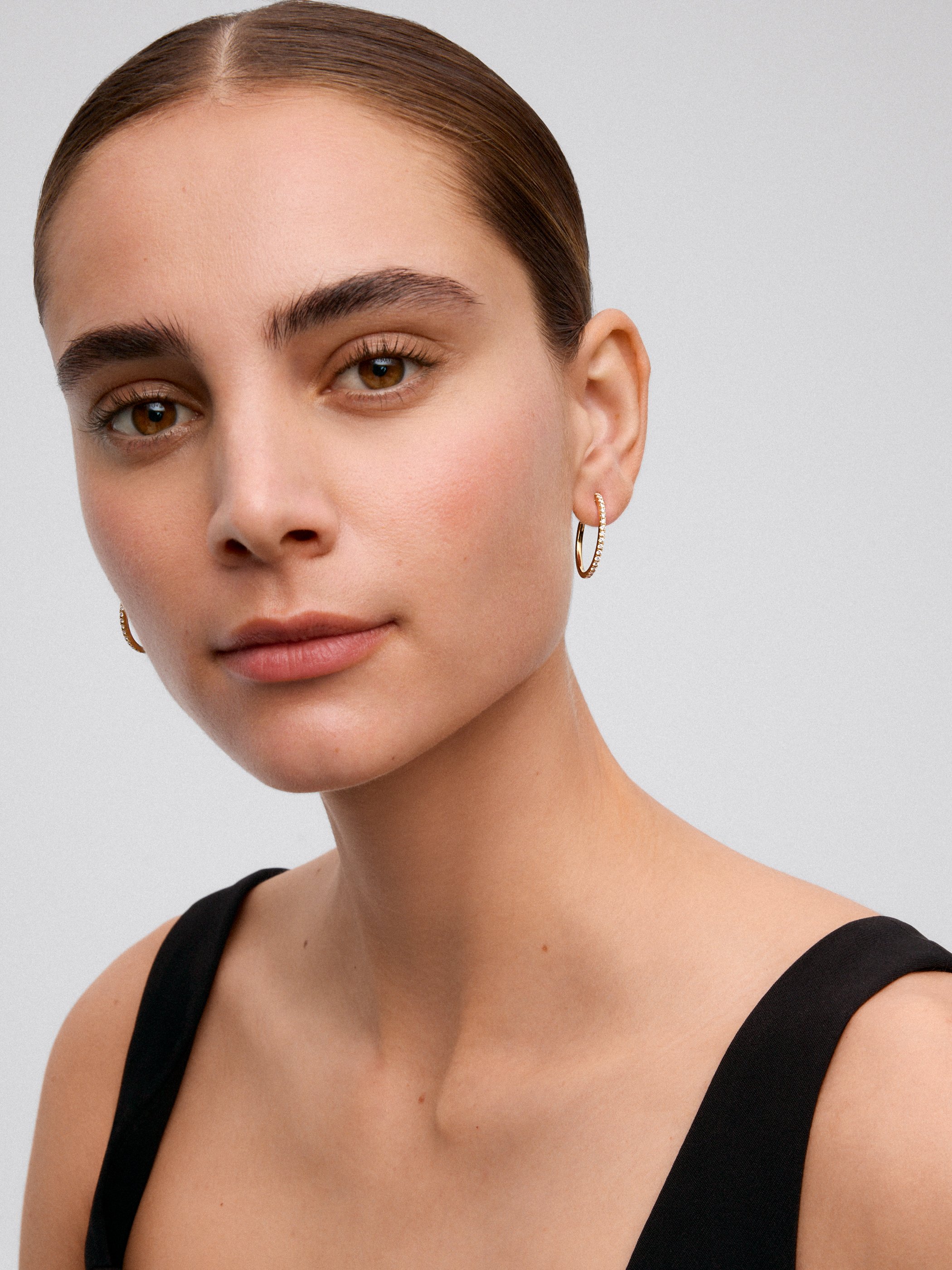 Pendientes de aro de oro amarillo de 18K con diamantes blancos en talla brillante de 0,51 cts