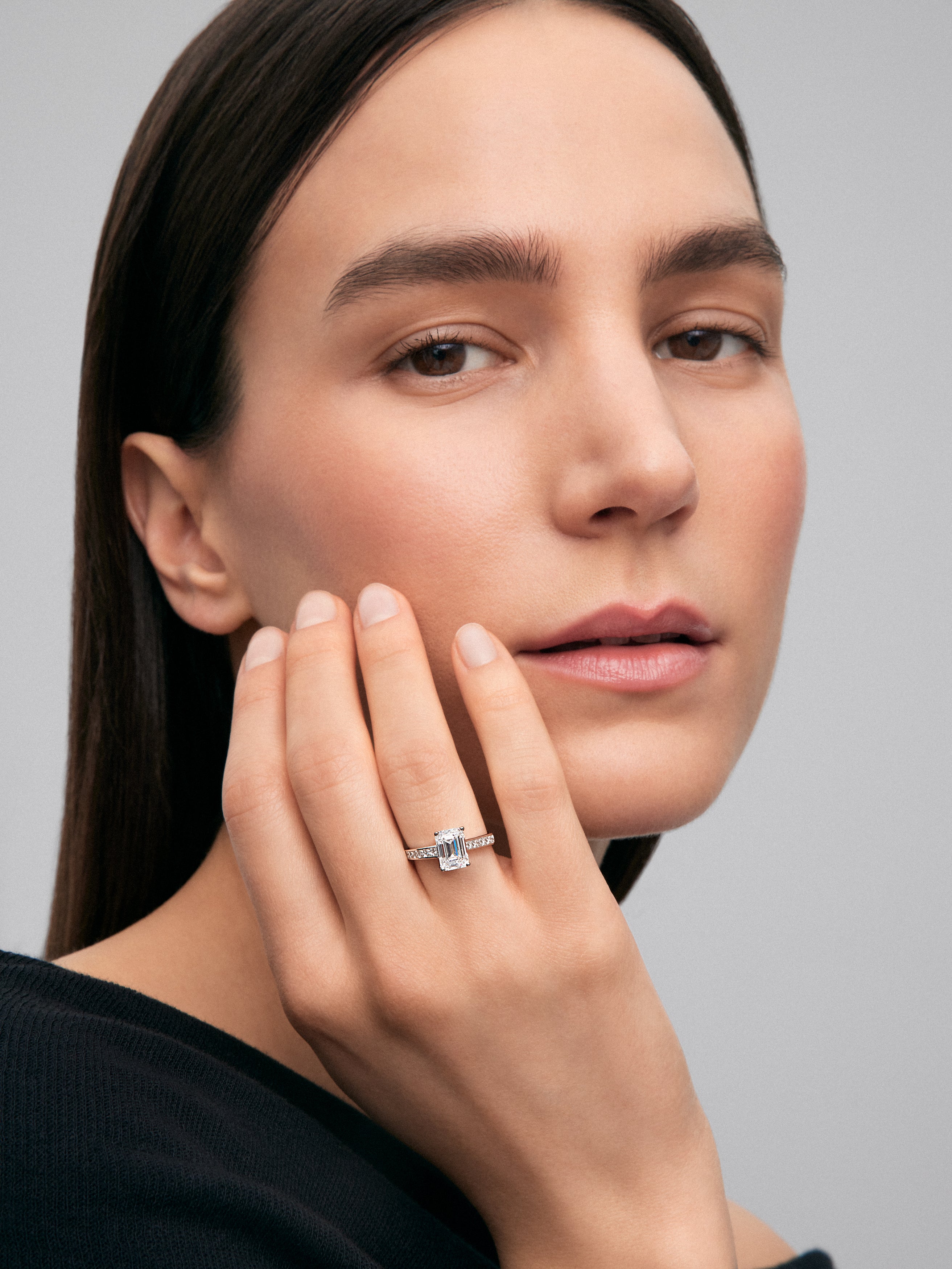 Anillo solitario de oro blanco de 18K con diamantes blancos en talla esmeralda de 2,12 cts y en talla princesa de 0,55 cts