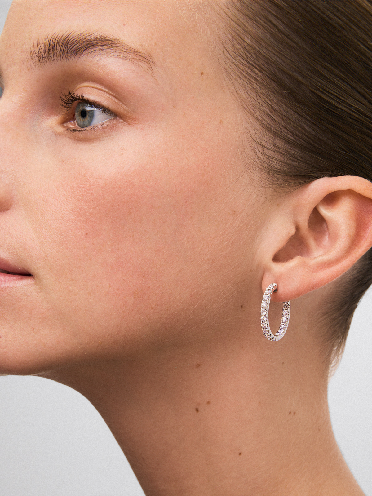 Pendientes de aro de oro blanco de 18K con diamantes en talla brillante de 2,57 cts