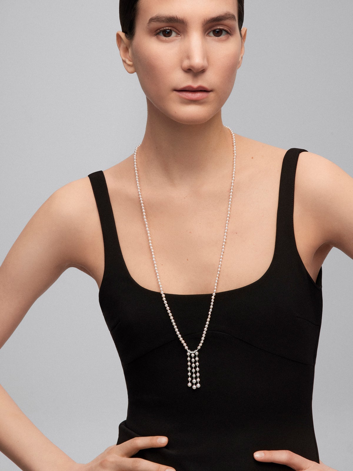 18K white gold pendant with 172 Akoya pearls and 9 brilliant-cut diamonds with a total of 0.09 cts