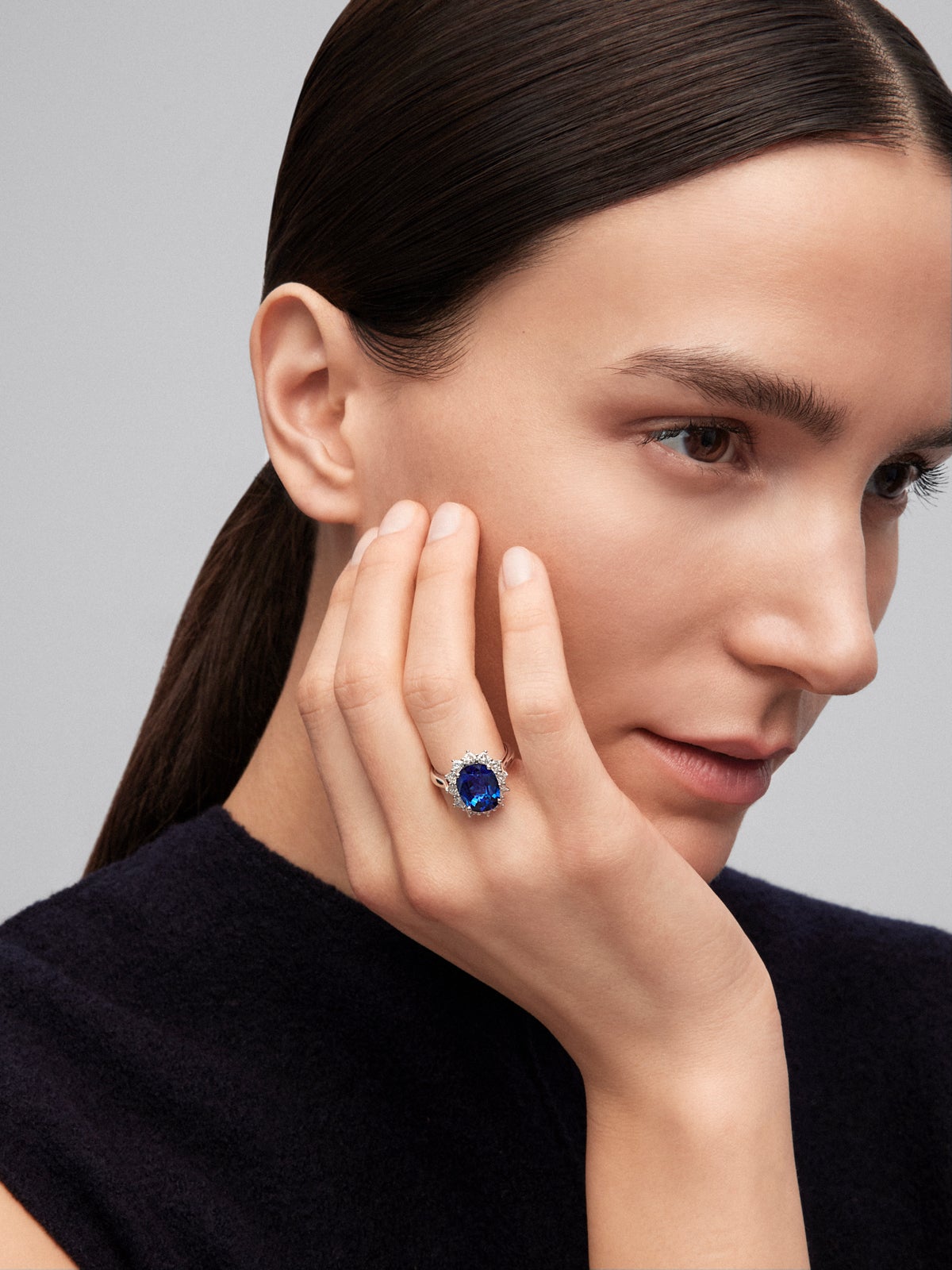 18K white gold ring with vivid blue sapphire in oval cut of 5.01 cts and 10 heart-cut diamonds with a total of 1.06 cts