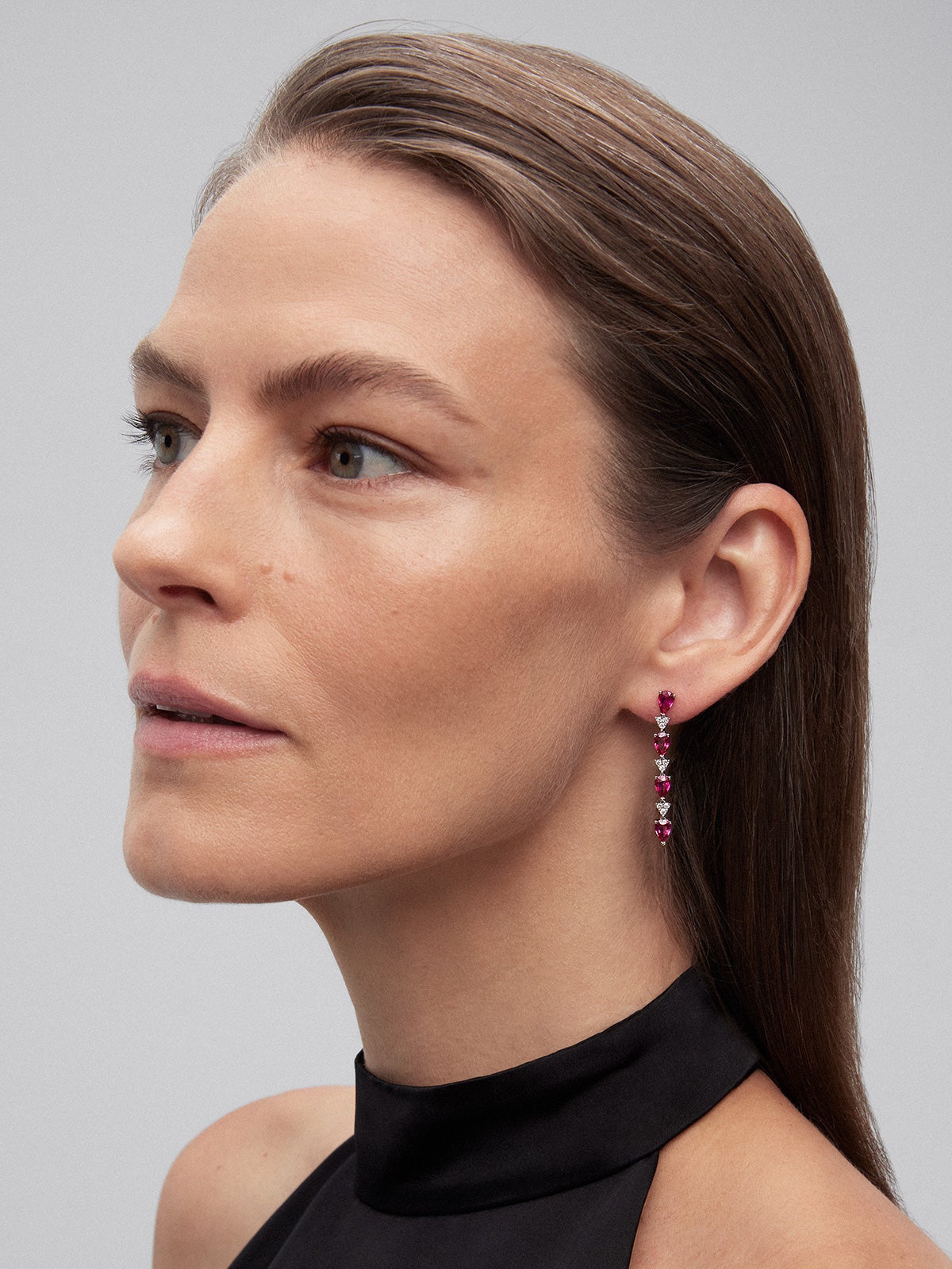 Pendientes de oro blanco de 18K con rubíes rojos en talla pera de 3,68 cts y diamantes blancos en talla brillante de 0,26 cts