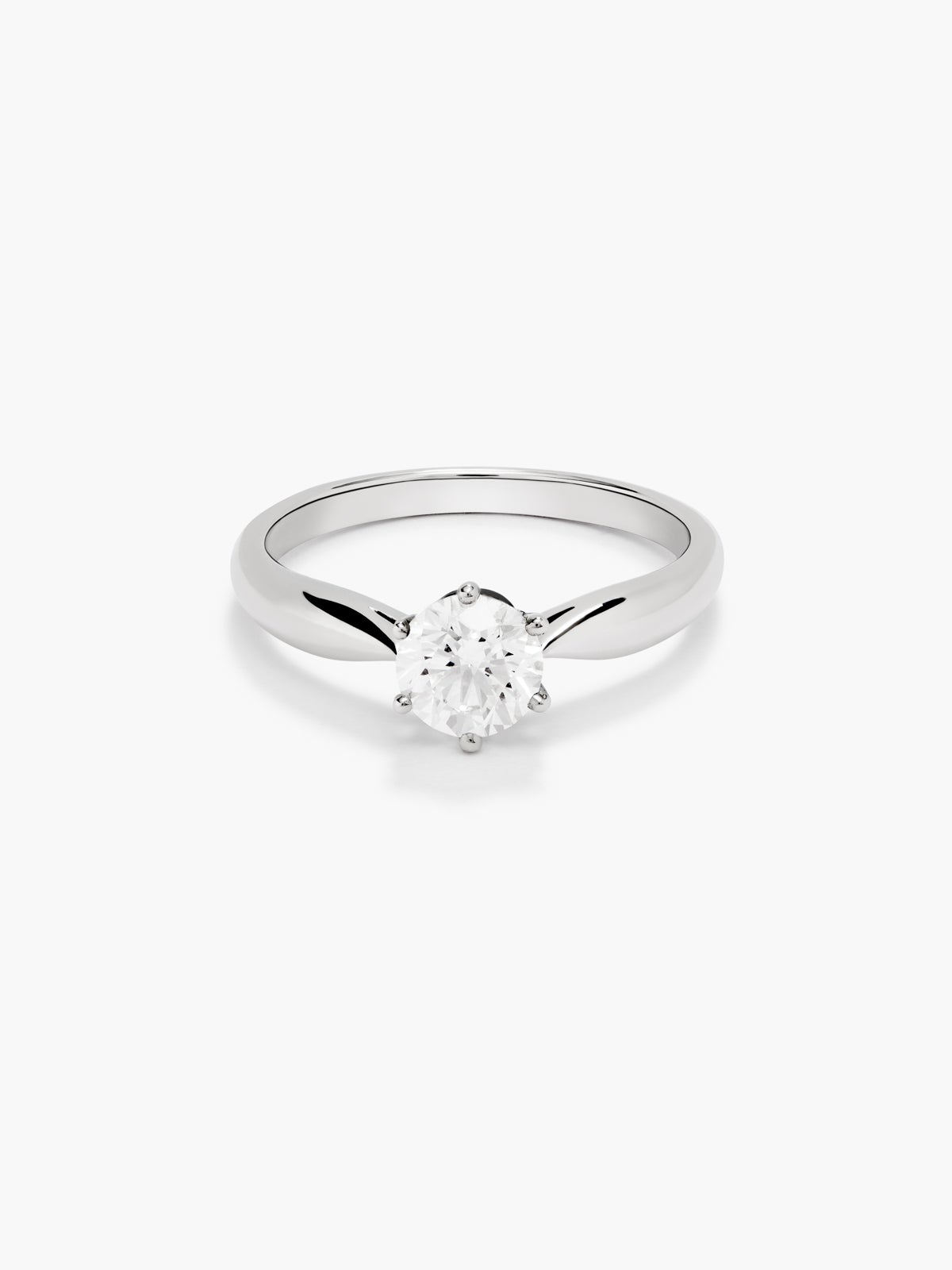 Anillo solitario de compromiso de oro blanco de 18K con diamante central de 0,5 quilates