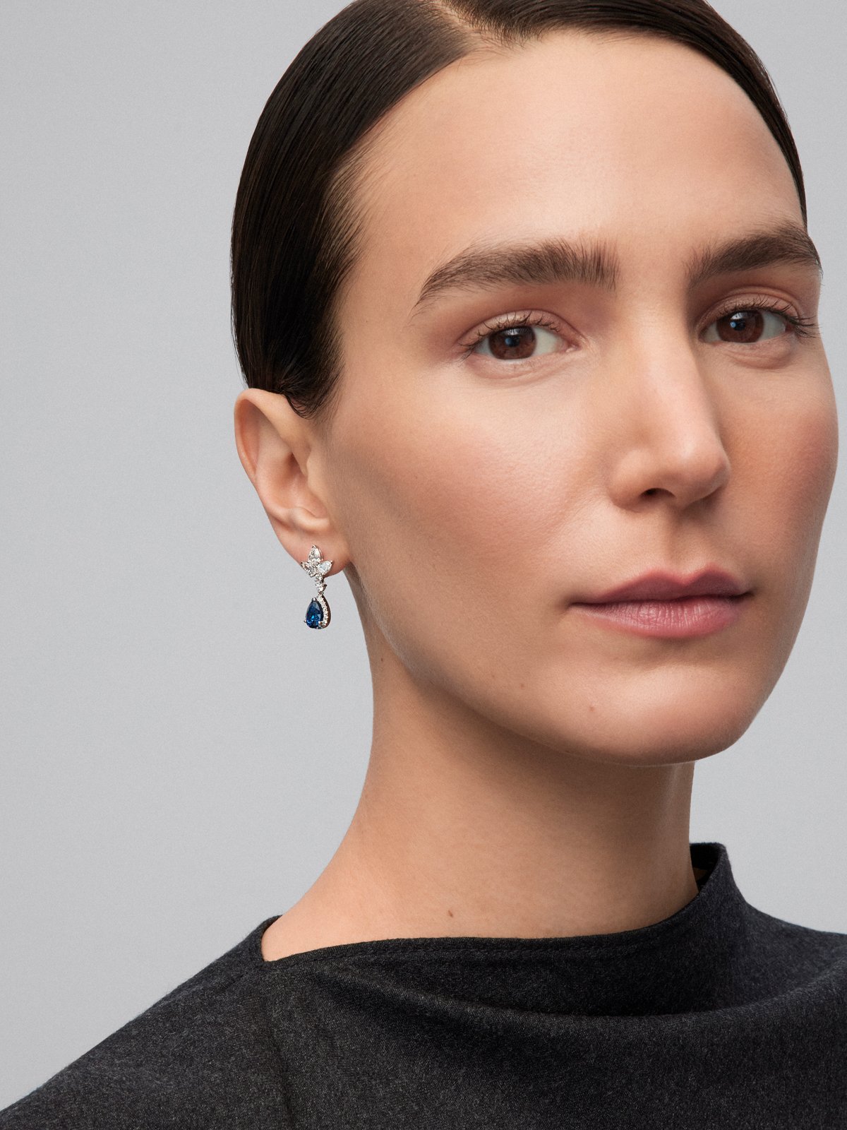 18K white gold earrings with 2 pear-cut pink sapphires with a total of 5.25 cts, 6 cut diamonds with a total of 1.2 cts and 4 brilliant-cut diamonds with a total of 0.14 cts