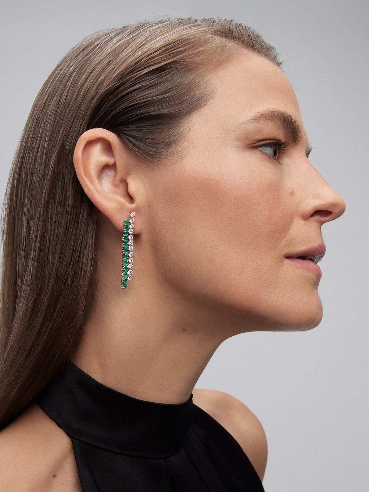 Pendientes de oro blanco de 18K con esmeraldas verdes en talla oval de 2,21 cts y diamantes blancos en talla brillante de 2,57 cts