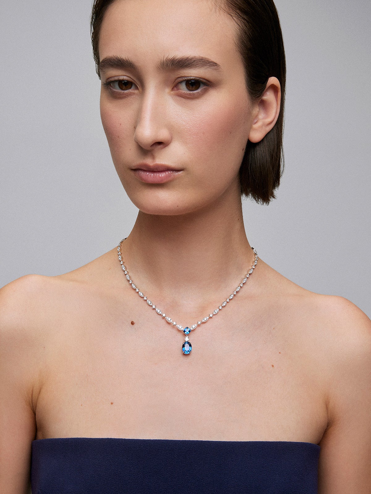Collar de oro blanco de 18K con zafiro azul royal en talla oval de 5,05 cts, zafiros azules en talla octogonal 1,04 cts y diamantes blancos en talla X de 7,59 cts