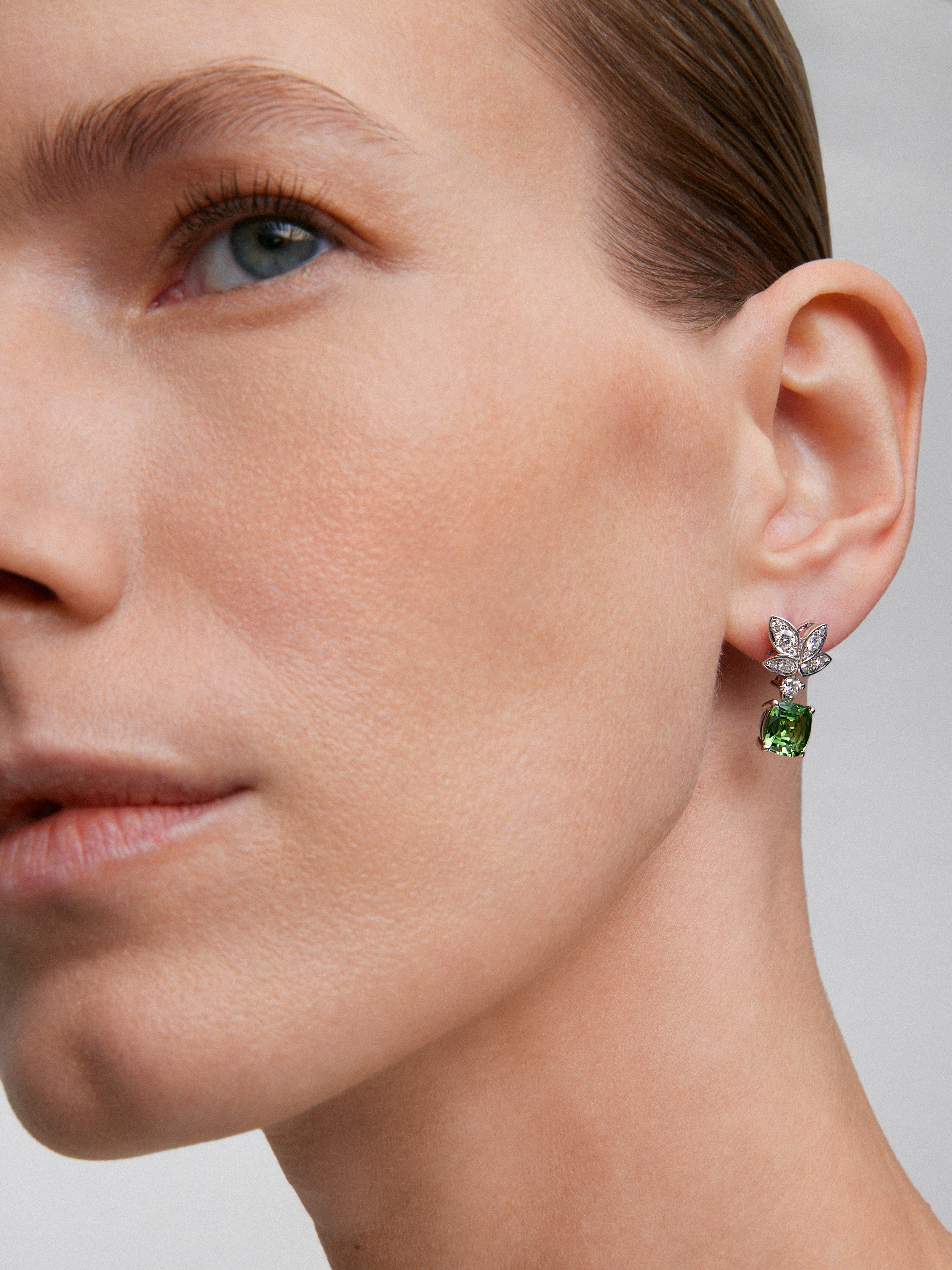 Pendientes de oro blanco de 18K con tsavoritas verdes en talla cushion de 4,16 cts y diamantes blancos en talla pera de 0,82 cts