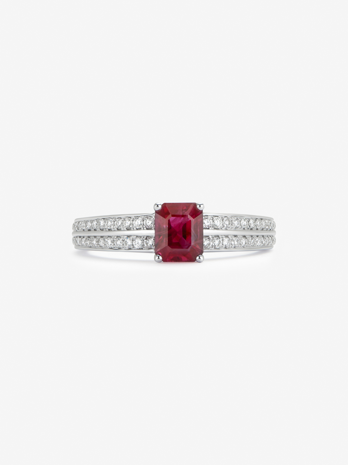 Anillo de oro blanco de 18K con rubí en talla octogonal de 1,046 cts y 40 diamantes en talla brillante con un total de 0,3 cts
