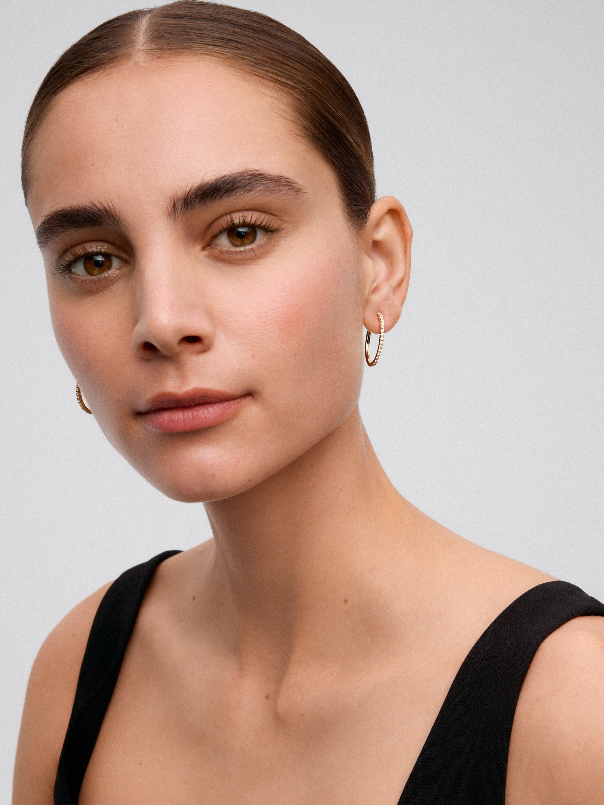 Pendientes de aro de oro amarillo de 18K con diamantes blancos en talla brillante de 0,51 cts