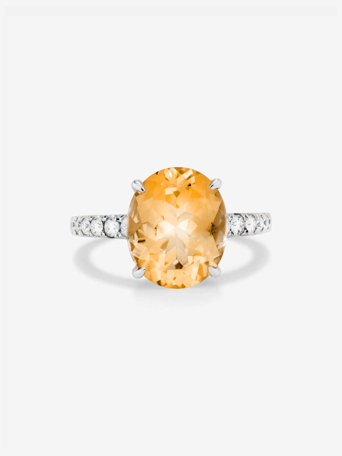 Anillo solitario de oro blanco de 18K con cuarzo citrino en talla oval de 4,4 cts y diamantes en talla brillante de 0,29 cts