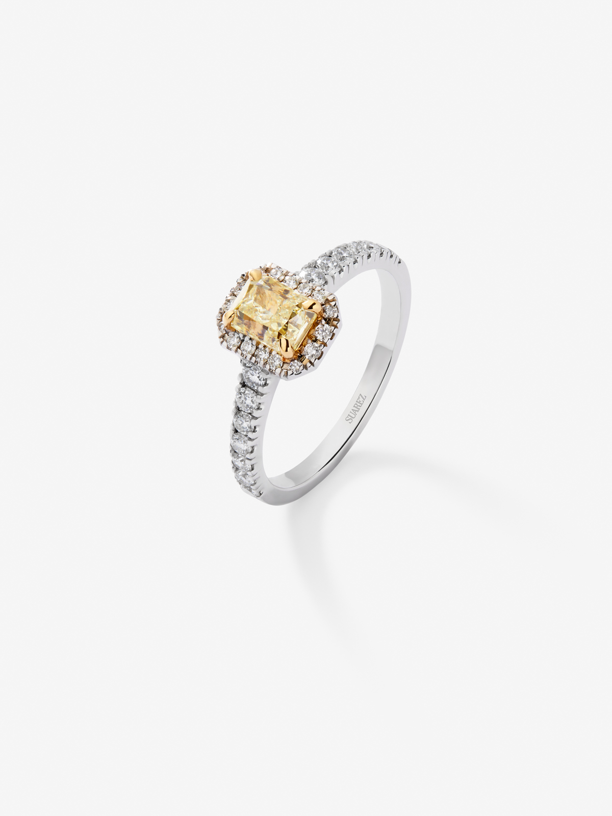 Anillo de oro blanco de 18K con diamante amarillo en talla radiant de 1 cts y diamantes blancos en talla brillante de 0,49 cts 