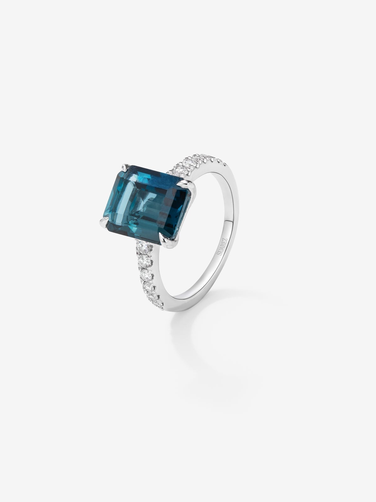 Anillo solitario de oro blanco de 18K con topacio y diamante