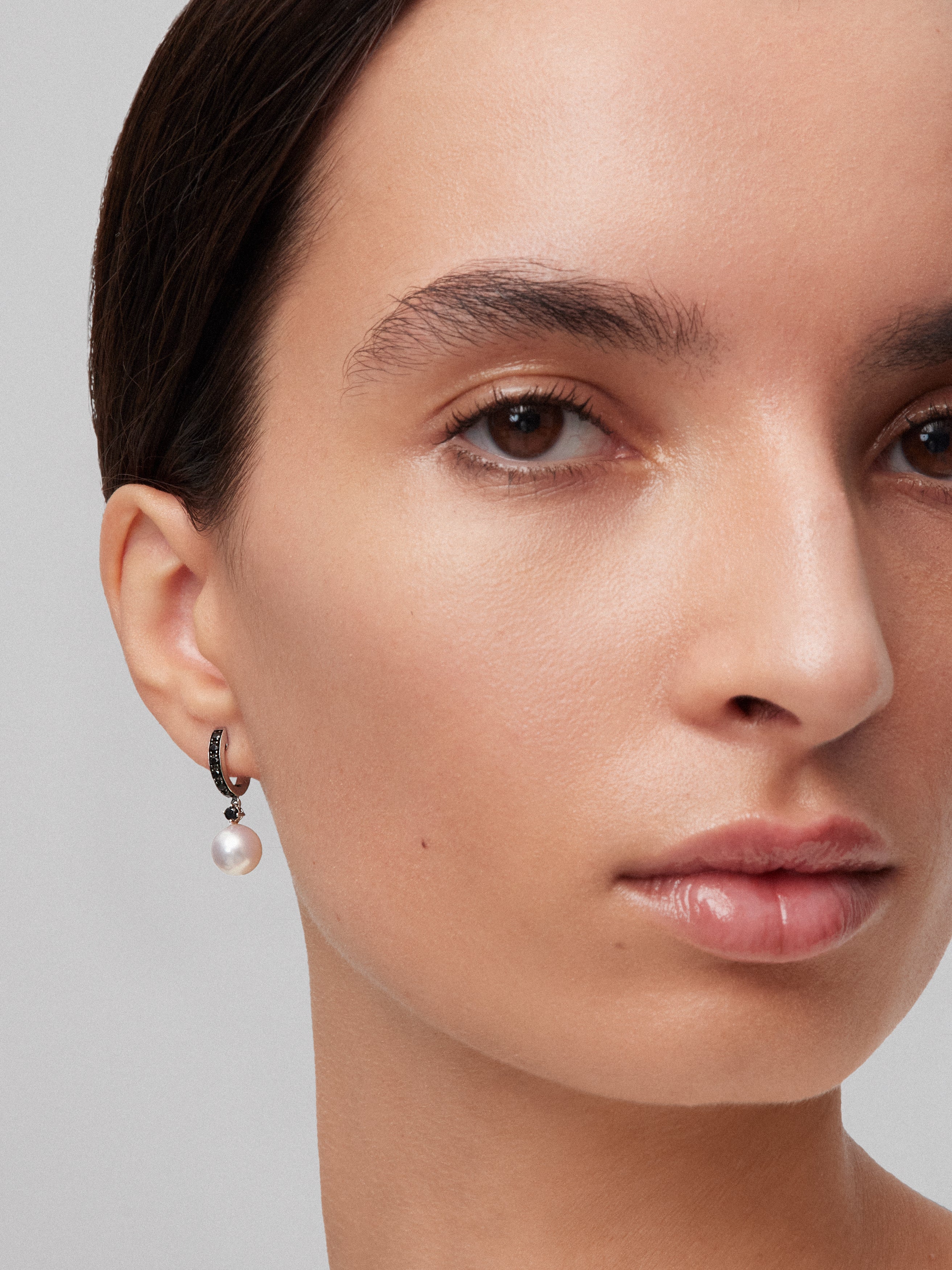 Pendiente de aro de plata 925 combinado con perla akoya de 8,5 mm y espinela