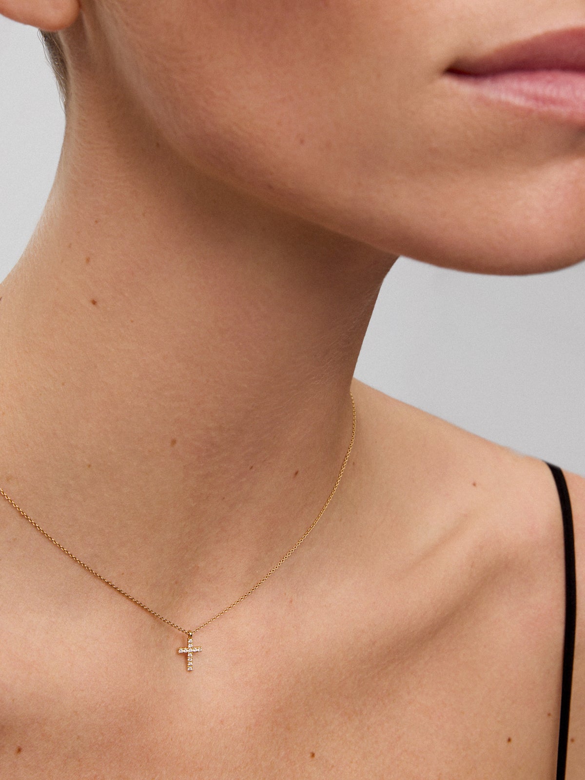 Colgante cadena cruz en oro amarillo de 18K con diamantes