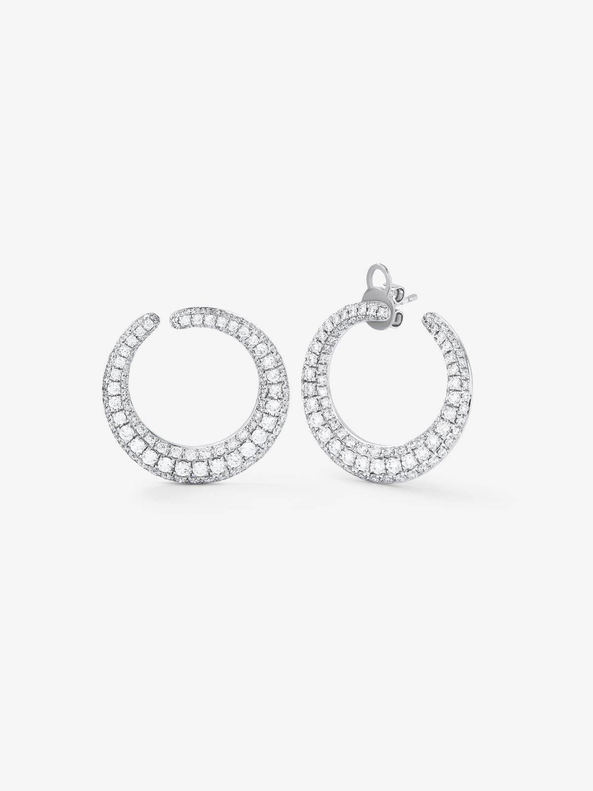 Pendientes de aro abiertos medianos de oro blanco de 18K con pavé de diamantes en talla brillante 2,13 cts