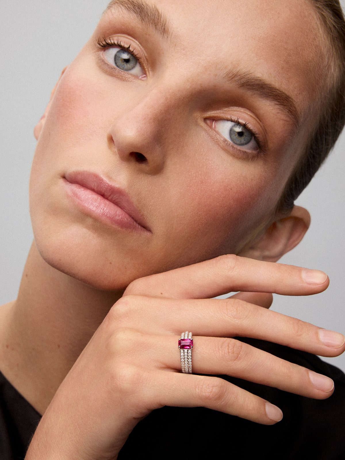 18K white gold ring with octagonal-cut pigeon blood ruby ​​of 1.28 cts and 68 brilliant-cut diamonds with a total of 0.39 cts