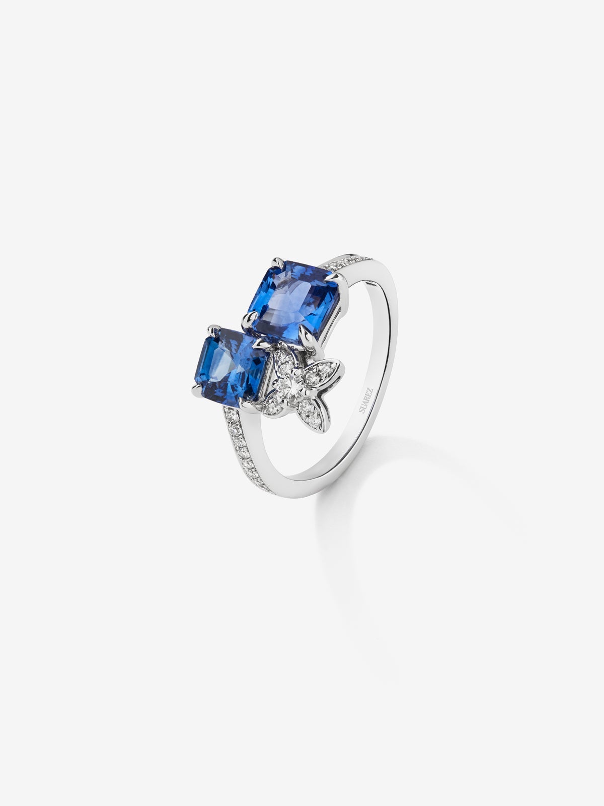 Anillo de oro blanco de 18K con zafiros azules en talla octogonal de 1,09 cts y diamantes blancos en talla brillante de 0,19 cts