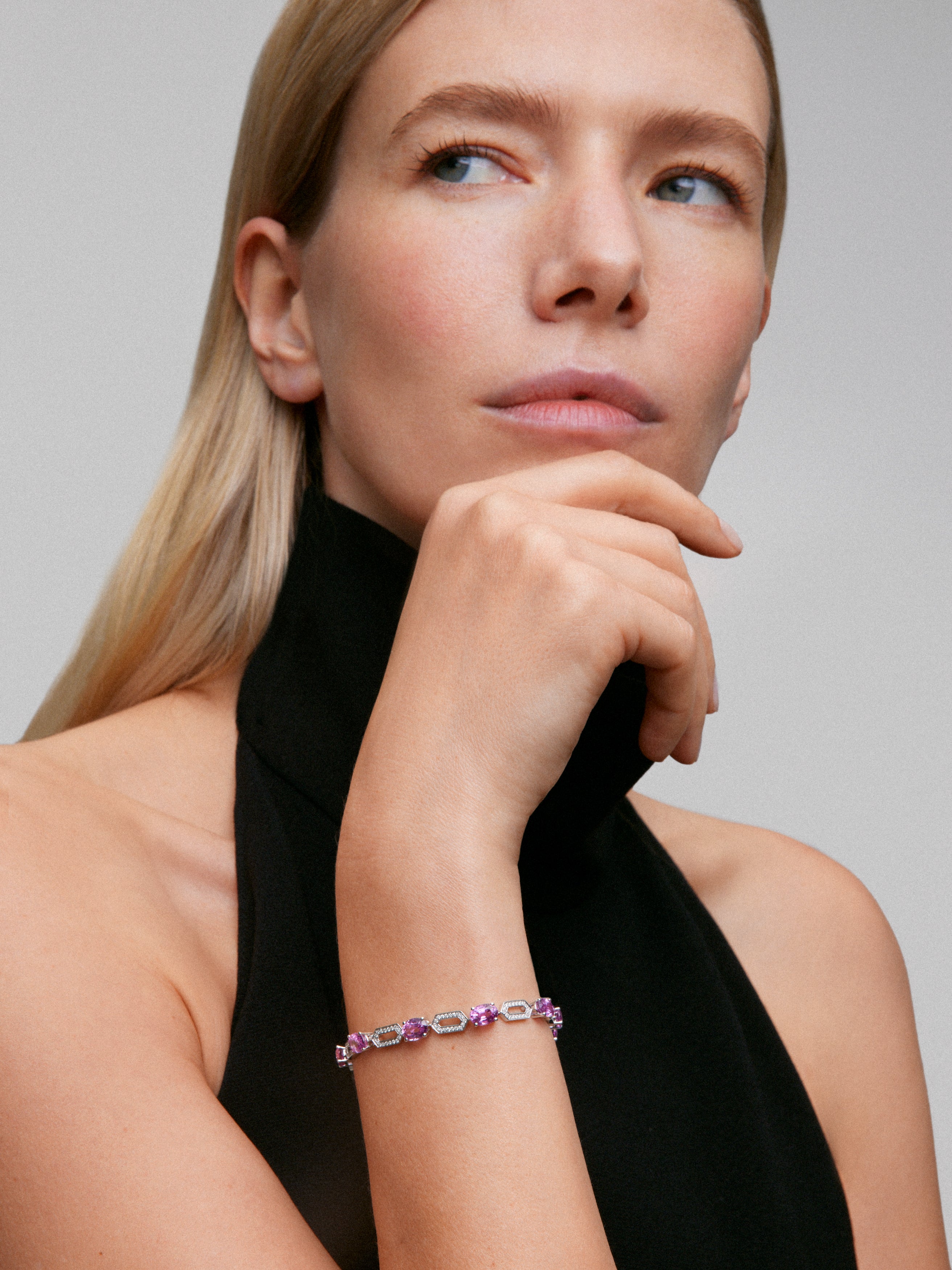 Pulsera de oro blanco de 18K con zafiros rosas en talla oval de 11,22 cts y diamantes blancos en talla brillante de 0,66 cts
