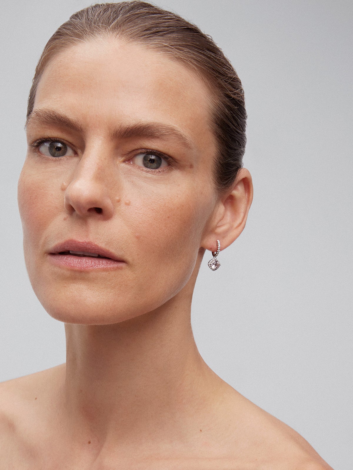 Pendientes de oro blanco con morganitas y diamantes