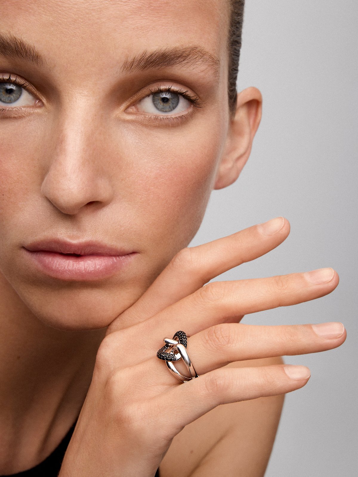 Anillo con nudo de plata 925 con espinelas