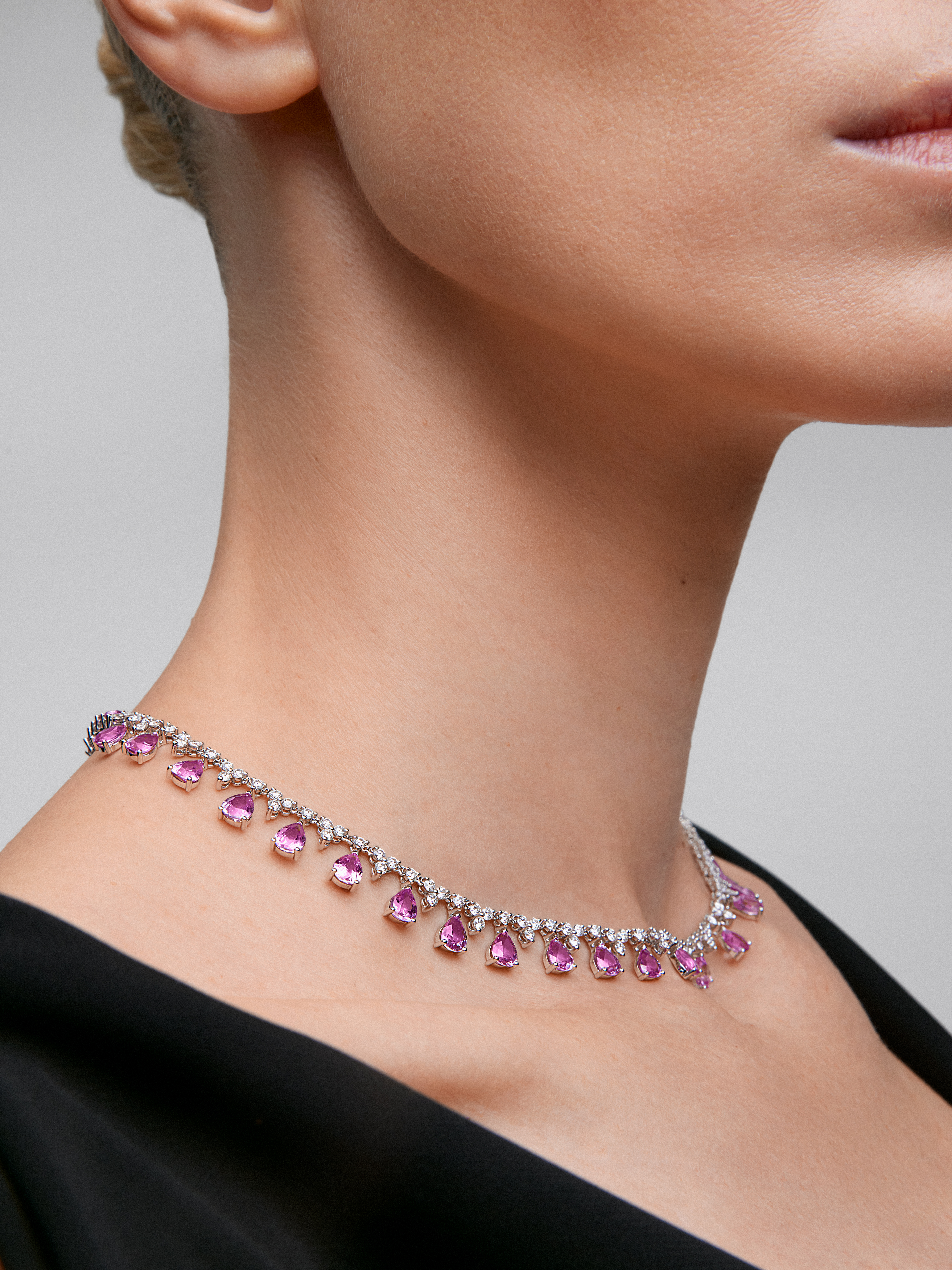 18K White Gold Rivière Collar with pink sapps in pear size and bright 26.89 cts and white diamonds in bright size of 3.85 cts