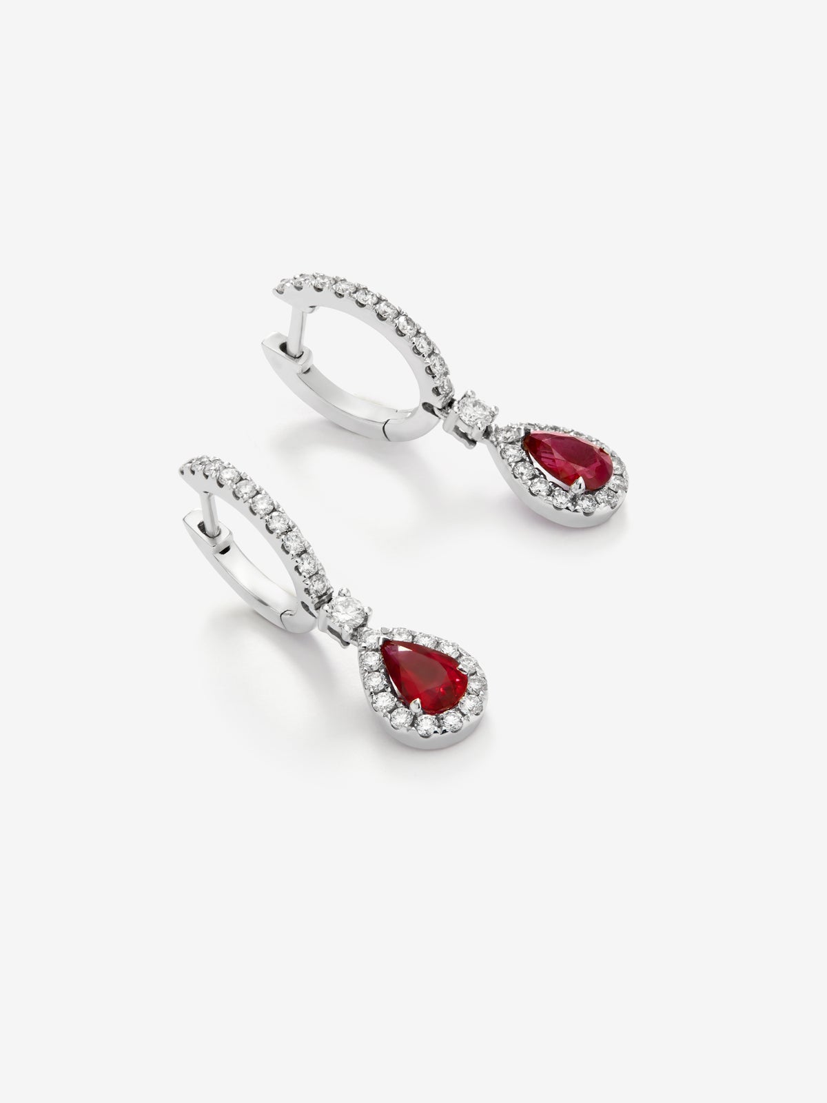Pendientes de oro blanco de 18K con rubíes rojo intenso en talla pera de 0,88 cts y diamantes blancos en talla brillante de 0,48 cts