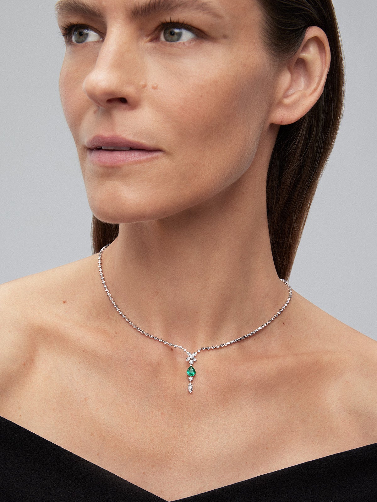 Collar de oro blanco de 18K con esmeralda verde en talla pera de 0,73 cts y diamantes blancos en talla brillante de 2,35 cts