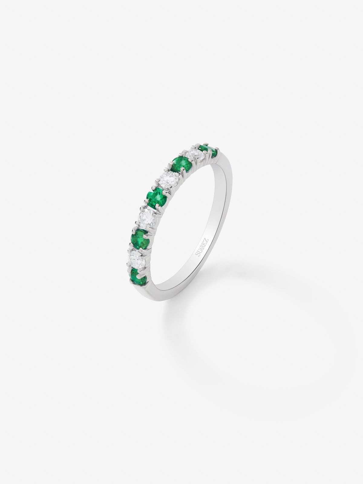 Anillo media alianza de oro de 18K con esmeralda y diamante
