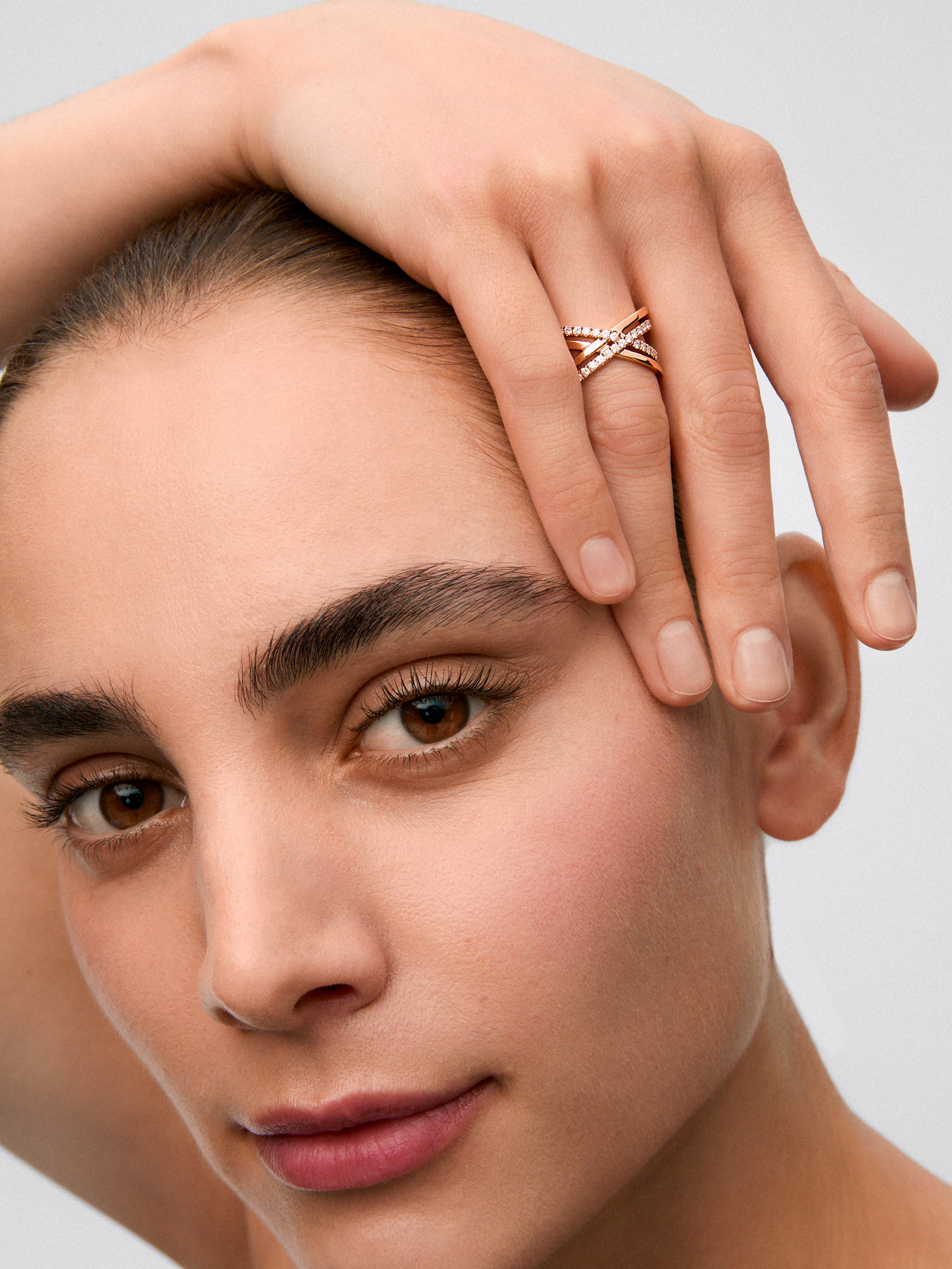 Anillo cruzado de oro rosa de 18K con 40 diamantes en talla brillante con un total de 0,56 cts