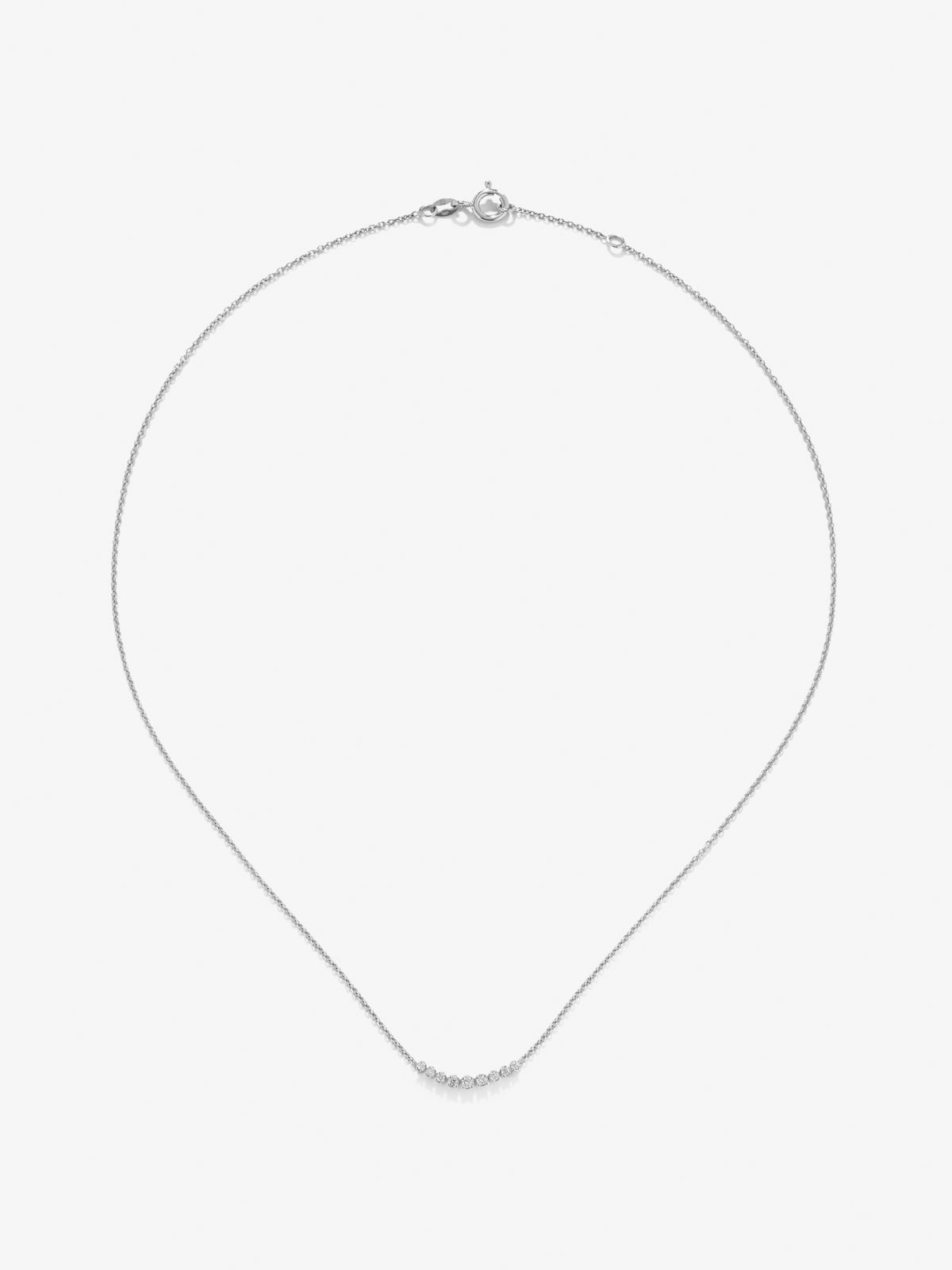 Collar de oro blanco de 18K con 9 diamantes en talla brillante con un total de 0,26 cts