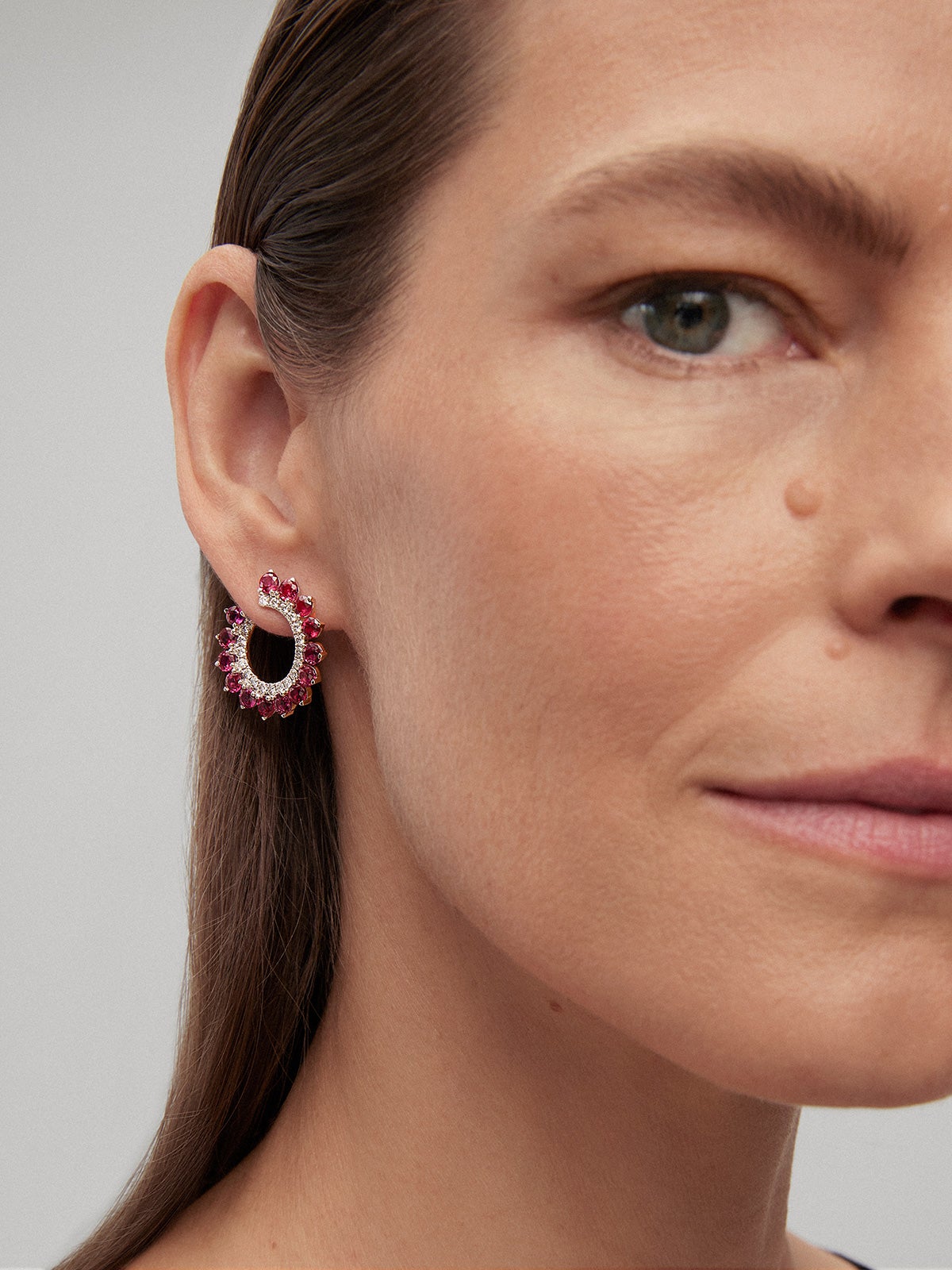 Pendientes de aro de oro blanco de 18K con rubíes rojos en talla brillante de 6,52 cts y diamantes blancos en talla brillante de 1 cts