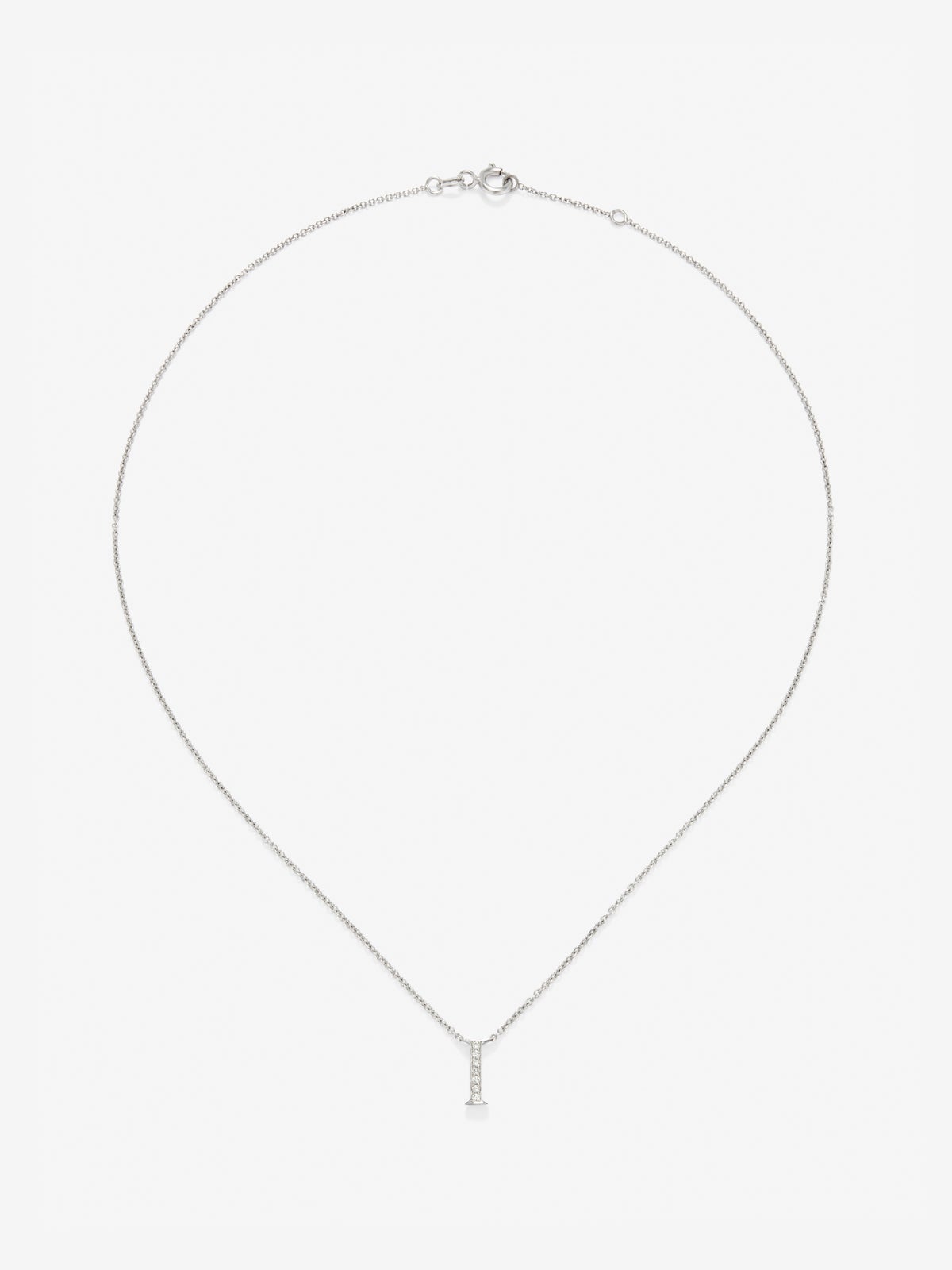 Colgante de oro blanco de 18K con letra I y 7 diamantes en talla brillante con un total de 0,06 cts