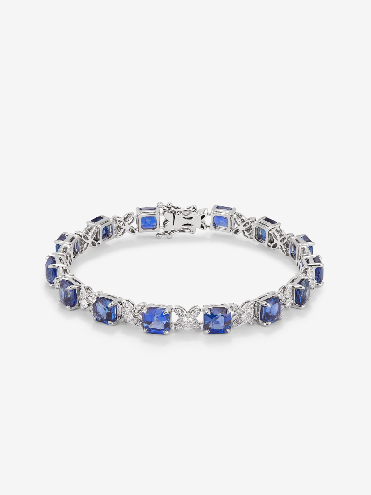 18K white gold bracelet with blue sapphiros in octagonal size of 16.86 cts and white diamonds in 1.32 cts