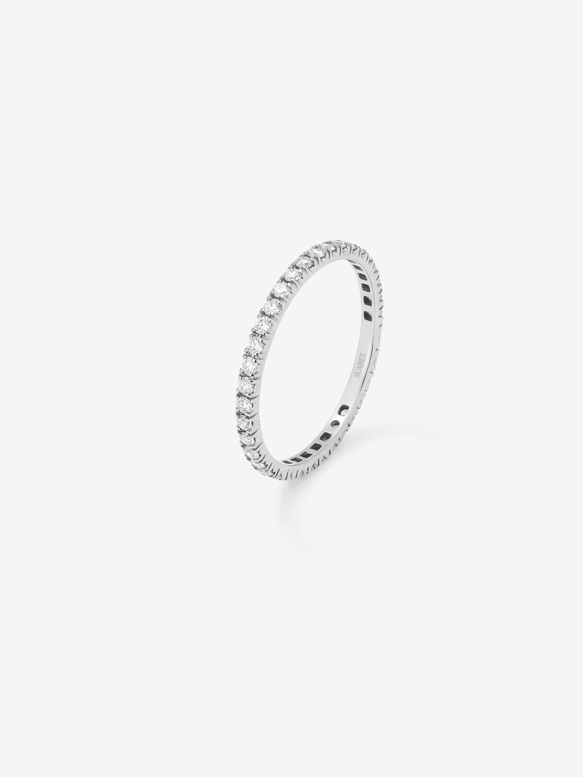 Anillo alianza media de compromiso de oro blanco de 18K con diamantes en garra