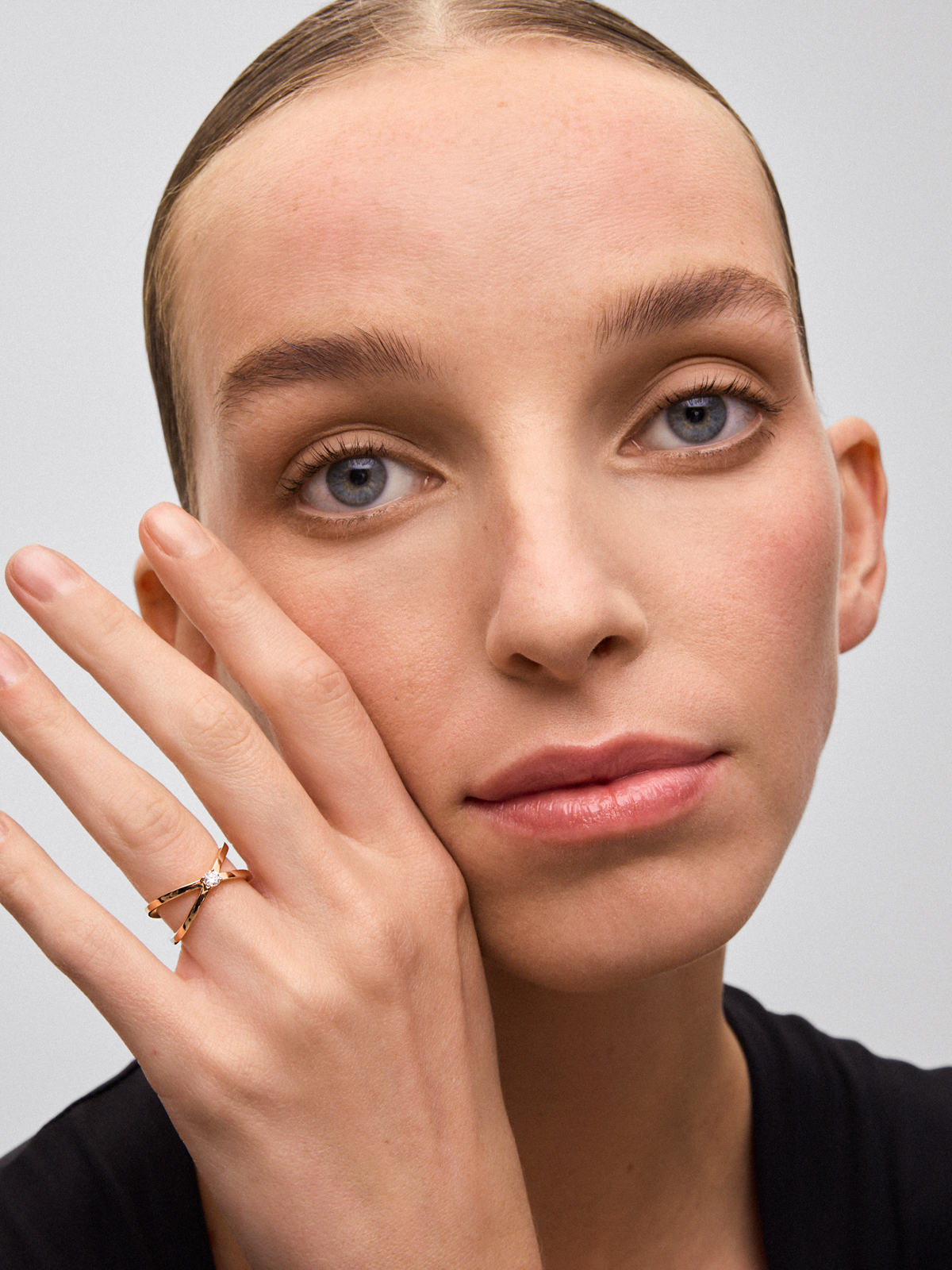 Anillo cruzado de oro rosa de 18K con diamante