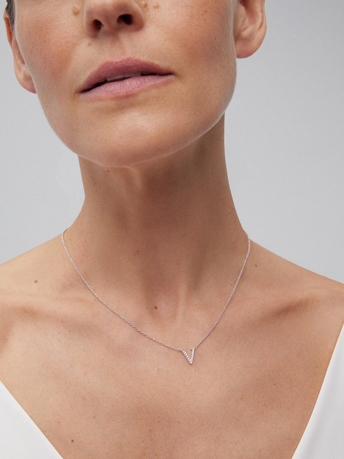 Colgante cadena con inicial de oro blanco de 18K y diamantes