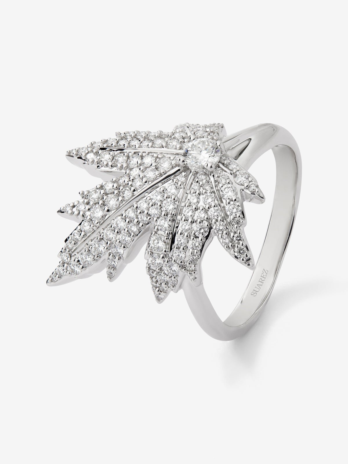 Anillo de oro blanco de 18K con diamante central en talla brillante de 0,16 cts, pavé de diamantes y forma de hoja de arce