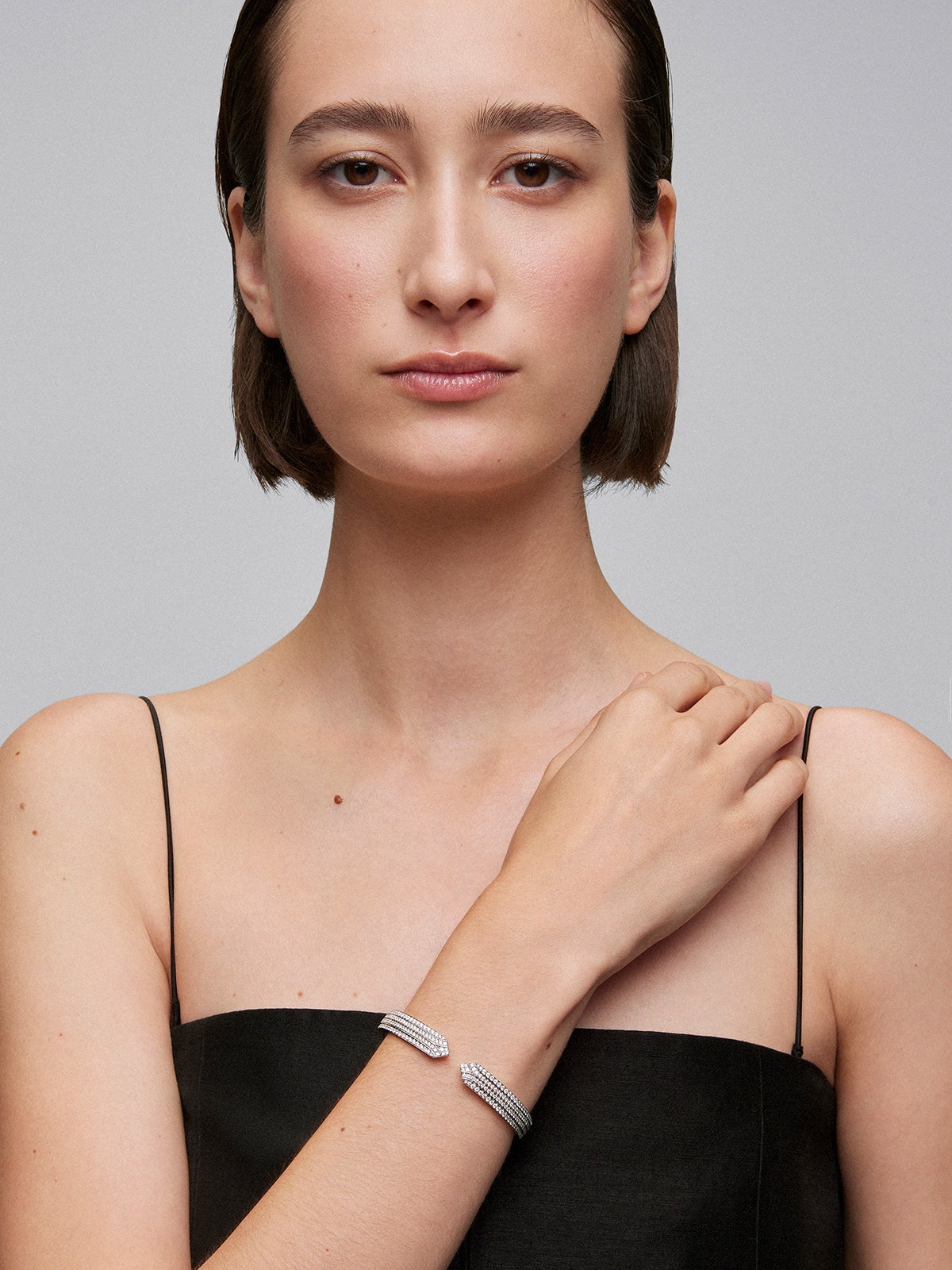 Pulsera rigida abierta de oro blanco de 18K con diamante