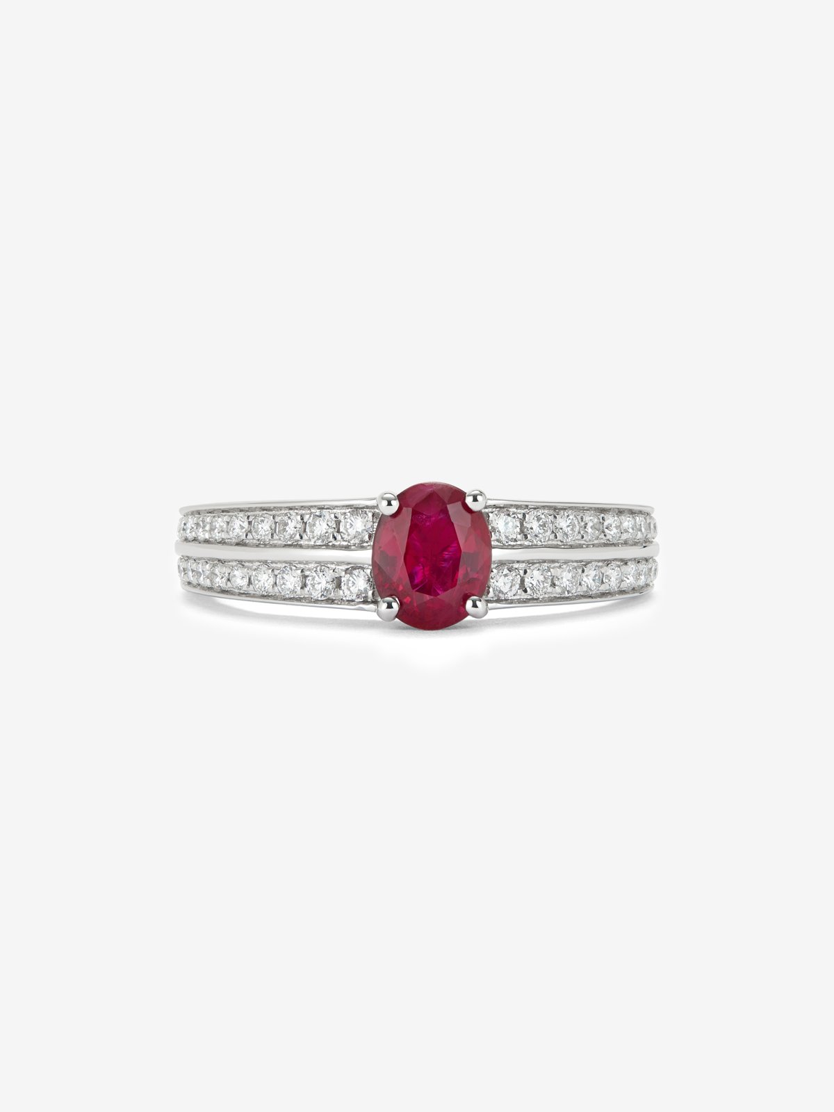 Anillo de oro blanco de 18K con rubí en talla oval de 1,055 cts y 40 diamantes en talla brillante con un total de 0,31 cts