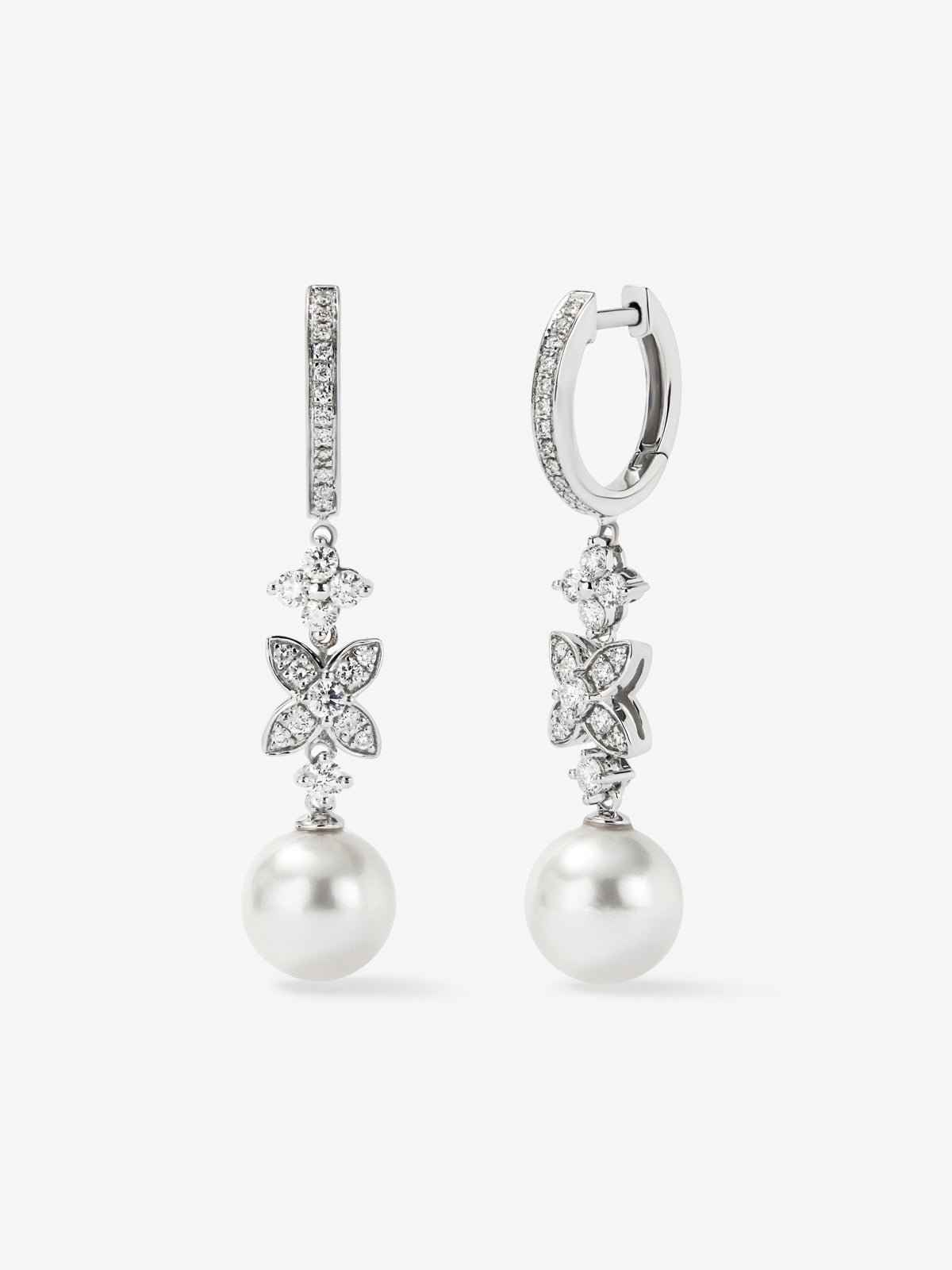 18K white gold earrings with 52 brilliant-cut diamonds with a total of 0.59 cts and 2 8.5 mm Akoya pearls