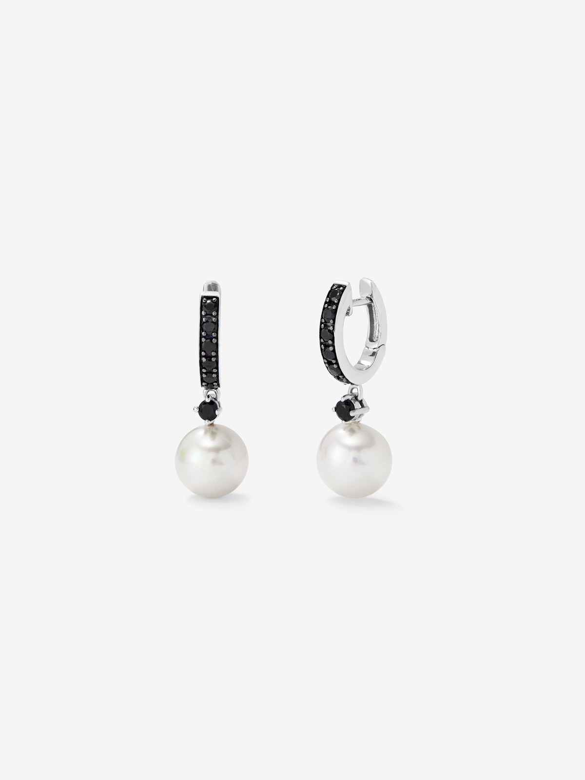 Pendiente de aro de plata 925 combinado con perla akoya de 8,5 mm y espinela