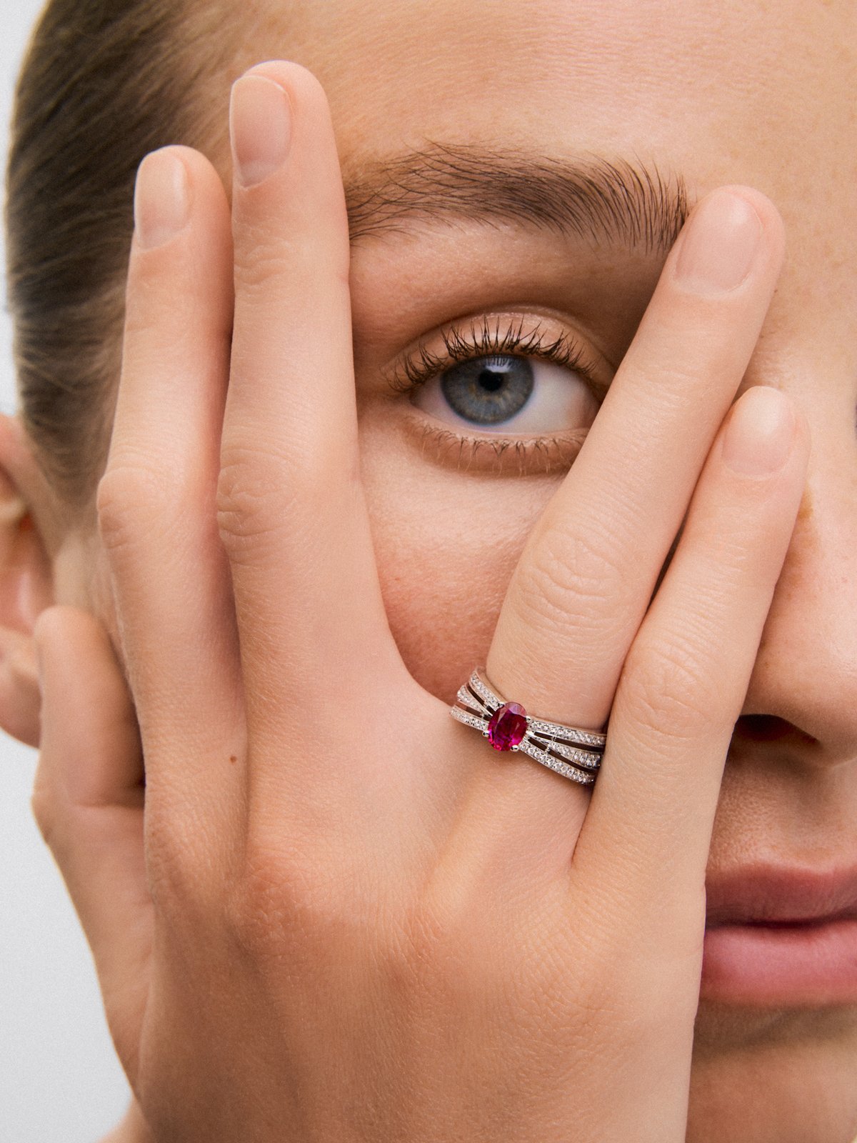 18K white gold multi-arm ring with oval-cut red ruby ​​of 0.65 cts and brilliant-cut diamonds with a total of 0.45 cts