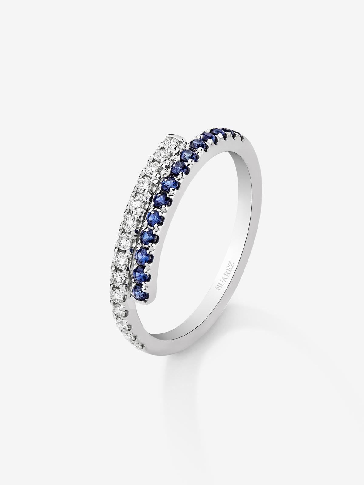 Anillo media aliaza de oro blanco de 18K con diamante y zafiro