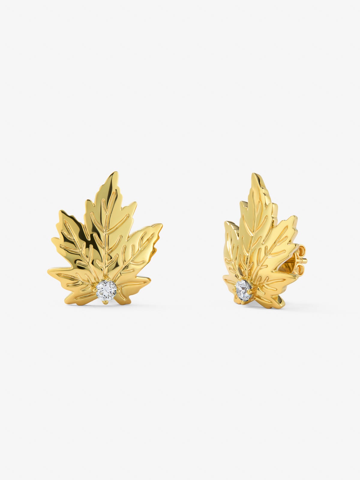 Pendientes de oro amarillo de 18K con 2 diamantes centrales en talla brillante y forma de hoja de arce