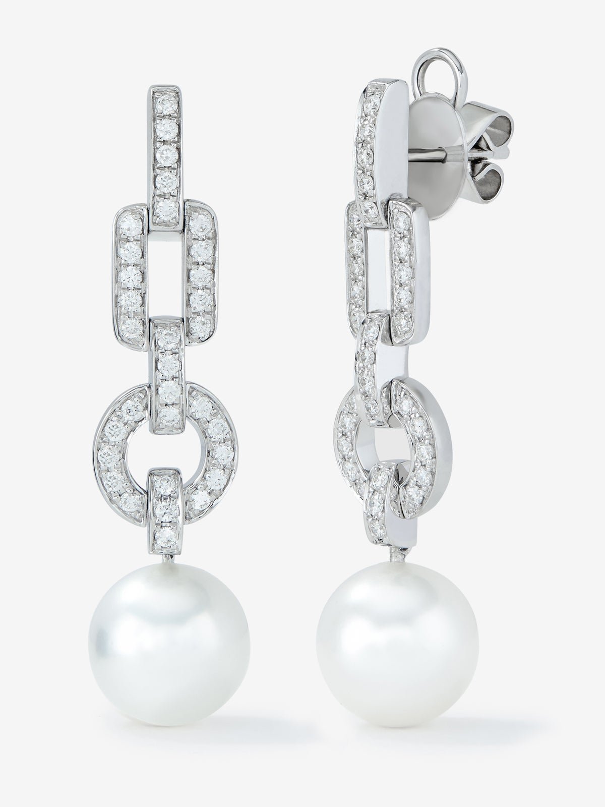 Pendientes de oro blanco de 18K con 2 perlas de 10mm y 64 diamantes en talla brillante con un total de 0,61 cts