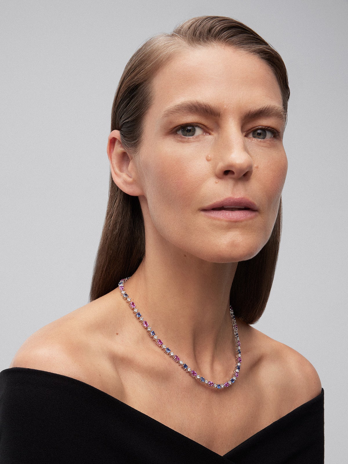 Collar rivière de oro blanco de 18K con zafiros azules en talla octogonal de 7,54 cts, zafiros rosas en talla oval de 14,88 cts y diamantes blancos en talla princesa de 6,16 cts
