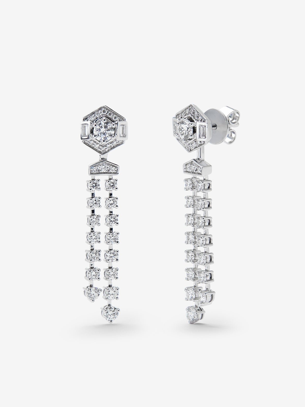 18K white gold earrings with brilliant-cut diamonds with a total of 1.25 cts and baguette-cut diamonds of 0.1 cts