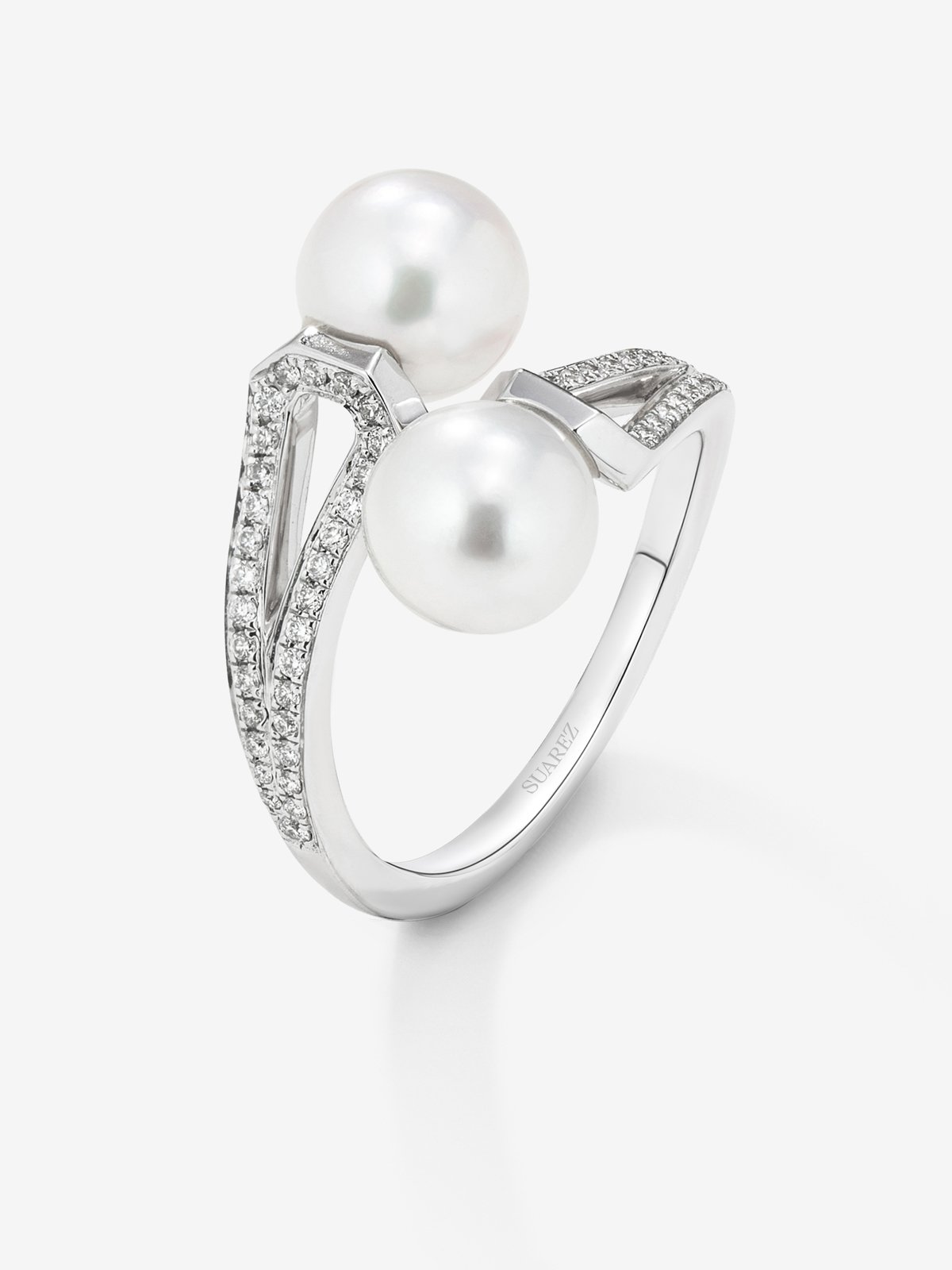 Anillo tú y yo de oro blanco de 18K con 2 perlas akoya de 7mm y 62 diamantes en talla brillante con un total de 0,22 cts